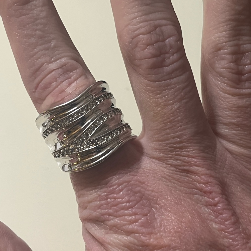 EUC | Lia Sophia "Revved Up" Wide Wavy Ridged Band!!